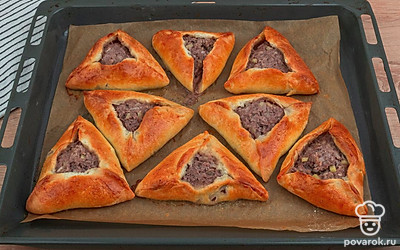 Готовые румяные эчпочмаки достаньте их духовки, оставьте отдохнуть на противне на несколько минут, затем переложите на блюдо. Подавайте к столу горячими, приятного аппетита!