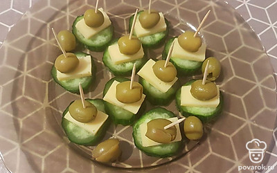 Сверху положите по одной оливке. Все ингредиенты протыкните зубочисткой или шпажкой.