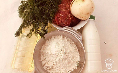 Подготовьте все продукты, согласно рецепту и комнатной температуры. Очистите и помойте лук. Помойте зелень.