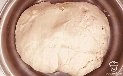 Замесите тесто. Для этого смешайте в миске кефир, чайную ложку дрожжей и муку. В конце замеса влейте 5 столовых ложек подсолнечного масла, чтобы не прилипало к рукам.