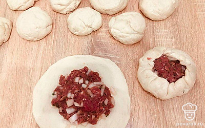 После того как тесто поднимется, вымесите его еще раз и оставьте на 20 минут. Затем разделите тесто на 10 частей, каждую часть разомните или раскатайте скалкой, выложите начинку и защепите края.