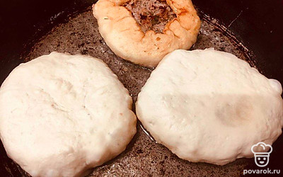 Обжарьте на сковороде с большим количеством масла. Жарить начните с открытой стороны.