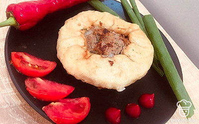 Беляши выложите на тарелку. Украсьте зелеными перьями лука или петрушки. Положите чайную ложку кетчупа или сметаны.