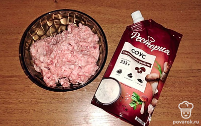 Свинину прокрутите на мясорубке.