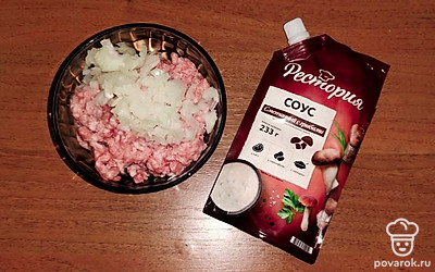 Репчатый лук очистите и мелко нарежьте. 