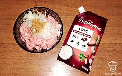 Добавьте специи в фарш, посолите по вкусу.