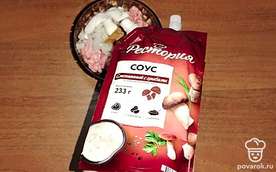 Затем положите в фарш соус и перемешайте.