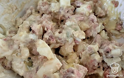 Смешиваем все ингредиенты, добавляем сметану и соль по вкусу.