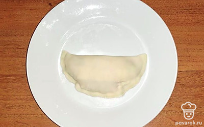 Плотно залепите края чебурека. 