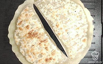 Выложите чебуреки на разогретый двусторонний гриль. Готовьте около 10 минут до румяной корочки. Смажьте сливочным маслом и готовьте еще 3-5 минут. 