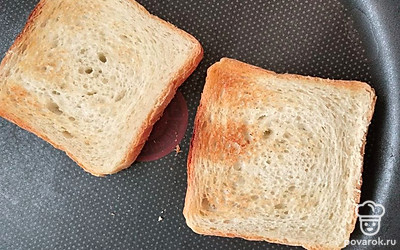 Обжариваем хлеб на сухой сковороде с двух сторон по несколько минут (до появления золотистой корочки). Можно воспользоваться тостером, если он у вас есть.