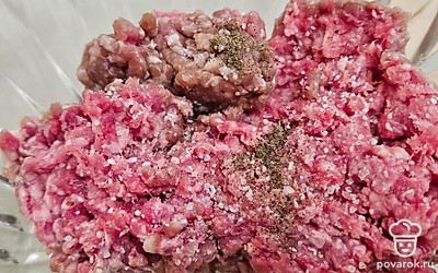 В отдельную емкость выложите фарш, посолите и поперчите по вкусу. Тщательно перемешайте. 