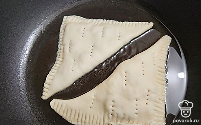 Жарьте чебуреки с двух сторон на среднем огне по 3-5 минут с каждой стороны. 