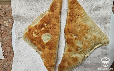 Выложите готовые чебуреки на салфетку, чтобы впитался лишний жир.