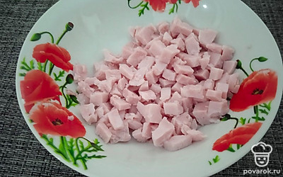 Нарежьте небольшими кубиками ветчину.