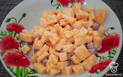 Добавьте нарезанный кубиками сыр.