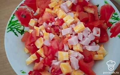 Добавьте нарезанный кубиками помидор.