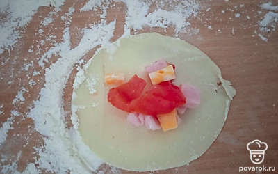 Тесто тонко раскатайте на посыпанном мукой столе. Вырежьте кружочки. На каждый кружочек положите немного начинки.
