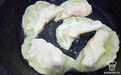 Выложите мини-чебуреки на сковороду с раскаленным растительным маслом.