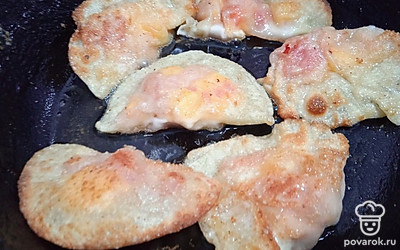 Обжарьте на сильном огне с двух сторон примерно по одной минуте.