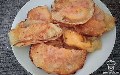 Выложите готовые чебуреки на тарелку.