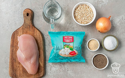 Промойте филе куриной грудки, промокните его бумажным полотенцем. Вымойте и почистите лук. Поставьте на стол блендер с чашей, постелите пергамент, достаньте сковороду с антипригарным покрытием.