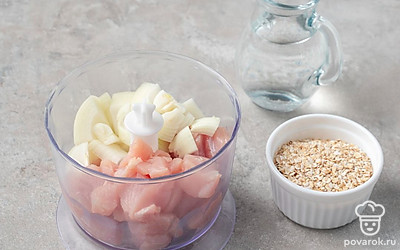 Нарежьте куриное филе и лук небольшими кубиками, выложите их в чашу блендера. Добавьте овсяные хлопья, а также воду комнатной температуры.