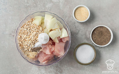 Насыпьте в чашу блендера соль, перец и сушеный чеснок. Перебейте все до однородной массы. Переложите массу в миску или на тарелку, прикройте пленкой или крышкой и поставьте в холодильник на 30 минут.