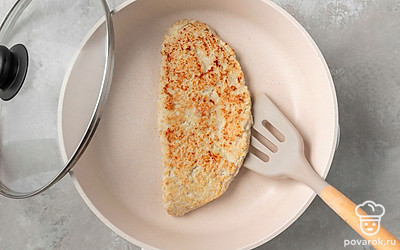 Пожарьте чебуреки по 3-4 минуты с каждой стороны до румяной корочки.