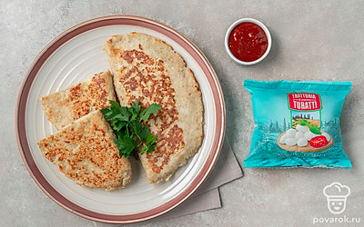 Украстьте ПП-чебуреки петрушкой и подайте с овощным соусом «Сальса».