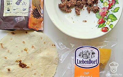 Подготовьте все ингредиенты. Возьмите круглый лаваш.