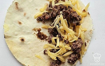 Фарш обжарьте на растительном масле, посолите, выложите на лепешку. Сверху выложите тертый сыр.