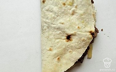 Накройте начинку второй половиной лаваша.