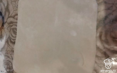 Дрожжевое тесто делим на равные части, каждый из которых тонко раскатываем.