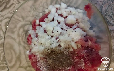 В фарш добавляем мелко нарезанный лук, соль, перец черный молотый, щепотку и 2 столовые ложки воды. Все перемешать.