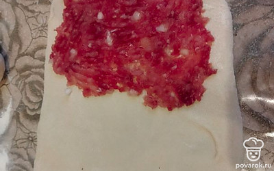 На одну половину теста выкладываем фарш.