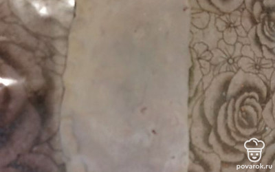 Поверх фарш накрываем тестом, закрепляем края и раскатываем аккуратно скалкой.