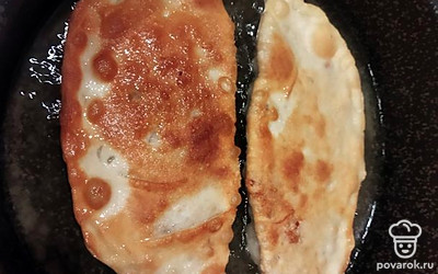 Укладываем чебуреки в разогретую сковороду и обжариваем с двух сторон.