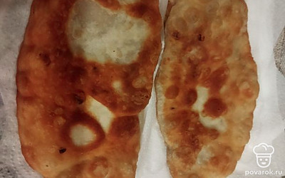 Обжаренный чебурек выкладываем на салфетки, чтобы впиталось лишнее масло.