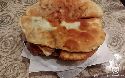 чебурек получается очень вкусный, сочный с хрустящей корочкой. приятного аппетита.