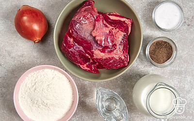 Просейте муку. Вымойте и обсушите лук и мясо. Очистите лук от шелухи. Подготовьте мясорубку, скалку и сковороду.