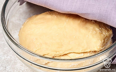 Всыпьте в миску с просеянной мукой соль и влейте молоко. Замесите однородное эластичное тесто. Оставьте его настаиваться 20 минут.