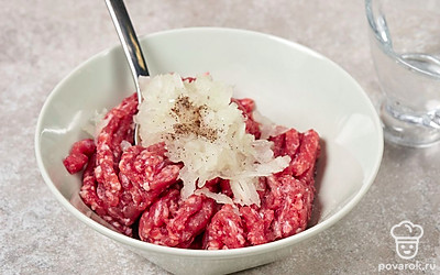 Измельчите лук в блендере или прокрутите через мясорубку. Смешайте ингредиенты. Добавьте к ним воду, соль и перец. Перемешайте.