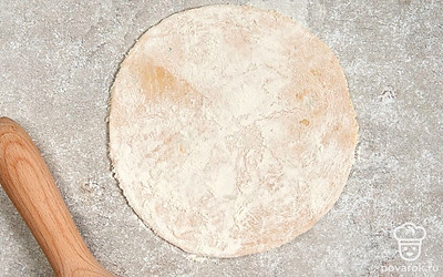 Раскатайте готовое тесто в тонкий пласт. При помощи круглой формы или кружки вырежьте из теста круги под будущие чебуреки.