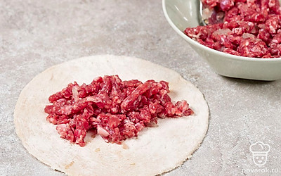 Выложите немного мясной начинки на каждую заготовку. 