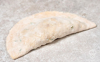 Сверните кружок пополам, сформируйте полумесяц и защипните края так, чтобы получился чебурек. Проделайте действия со всеми заготовками.