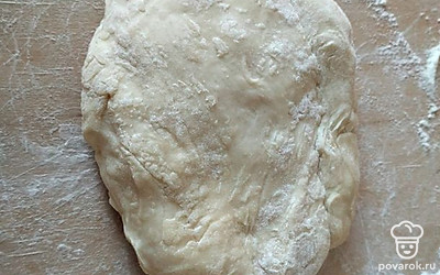 Тесто, яйцо, воду, соль и муку смешать. Замесить тесто и дать отдохнуть.