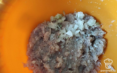 В фарш добавить мелко нарубленный лук, посолить, поперчить по вкусу и перемешать.