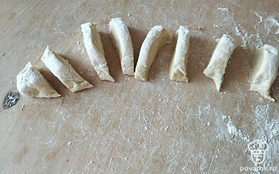 Разделить тесто на небольшие кусочки.