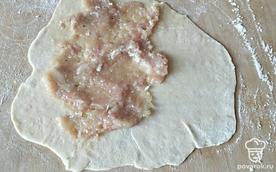 Выложить начинку и распределить по половине теста, не доходя до краев. 